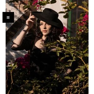 La Femme en noir bolero hat